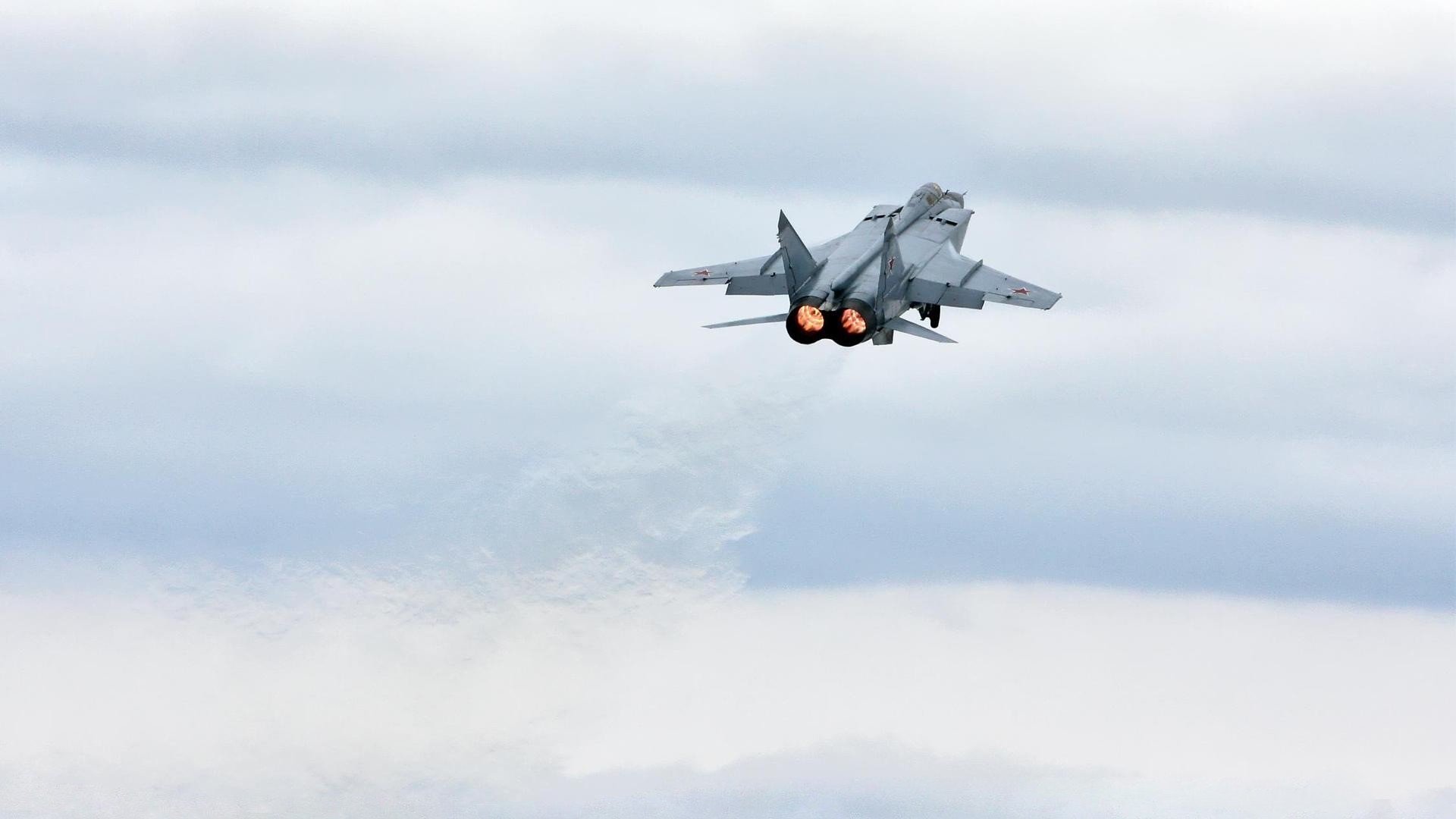 出发反应速度快，转身动作紧凑，动作反应快的成语