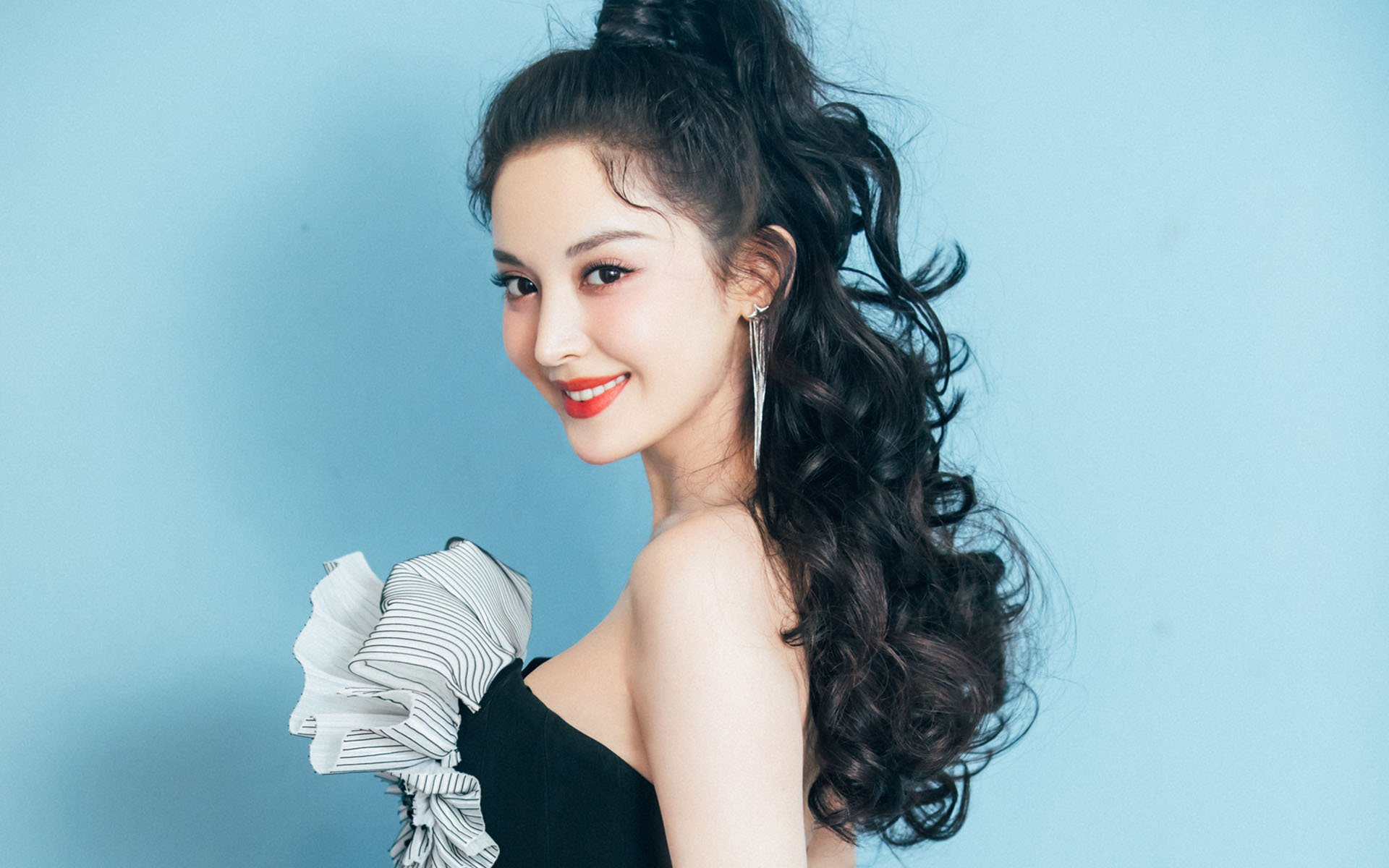 叶夫根尼娅·奇库诺娃跳水动作细腻完美，叶夫根尼·库勒什